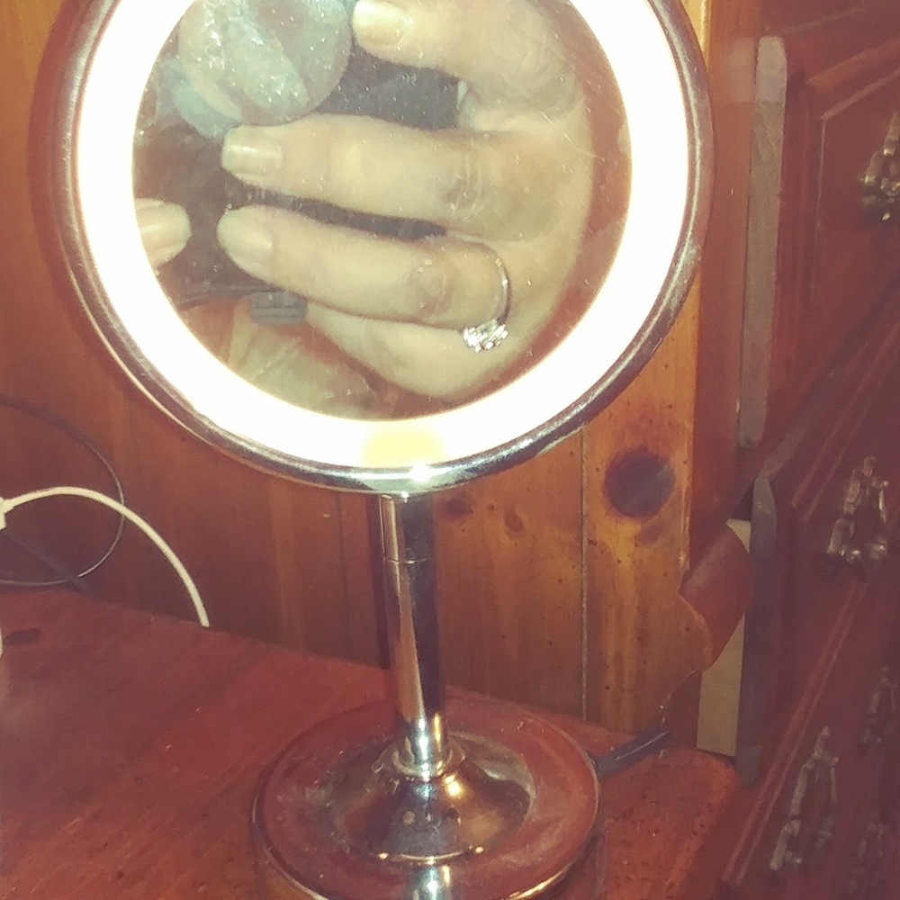 Led mirrored light